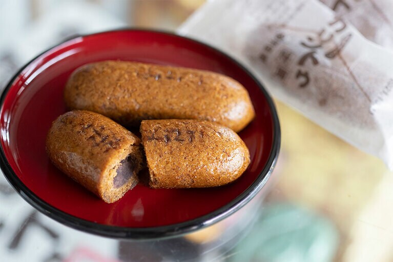 カリカリの食感がクセになる「カリントウ饅頭」1個 120円。お取り寄せ不可の逸品。