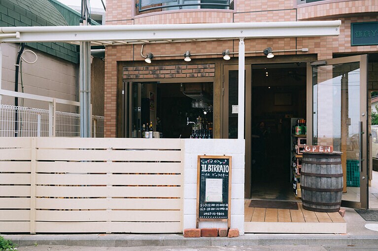 お店は住宅街のマンションの1F。