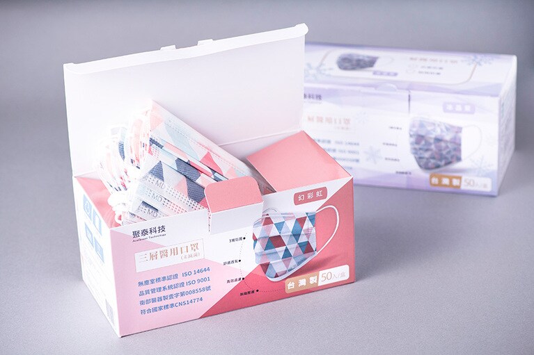 POYA寶雅限定デザイン「MIT醫療許願口罩」。冬の防疫強化期間に際し、明るい気持ちで防疫に取り組めるようにと制作された。他に雲柄があり全3種を発売。