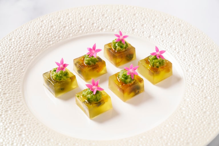 「杭州青花椒と皮蛋のグリル」はランチコース、ディナーコースともにアミューズとして提供される。アラカルトメニューとしても注文可（コースのアミューズは１つで提供）。