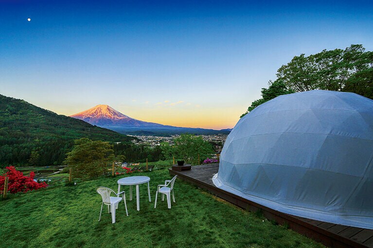 夕暮れどきには、富士山の裾野に沈む幻想的なサンセットビューが広がる。