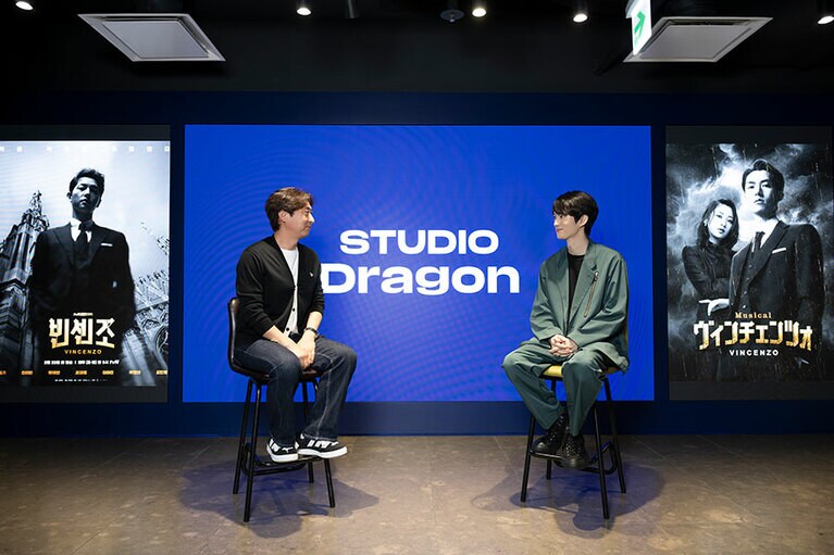 左はドラマのメインビジュアル、右はミュージカルのメインビジュアルになっている。