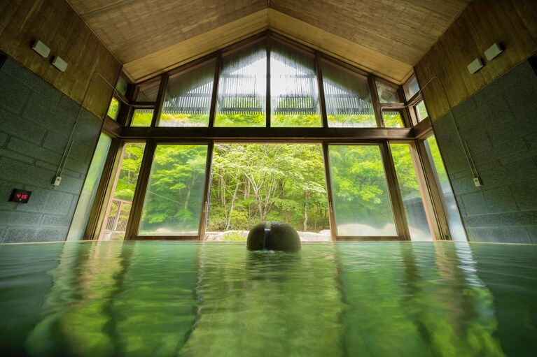 開放感あふれる「星野温泉 トンボの湯」。