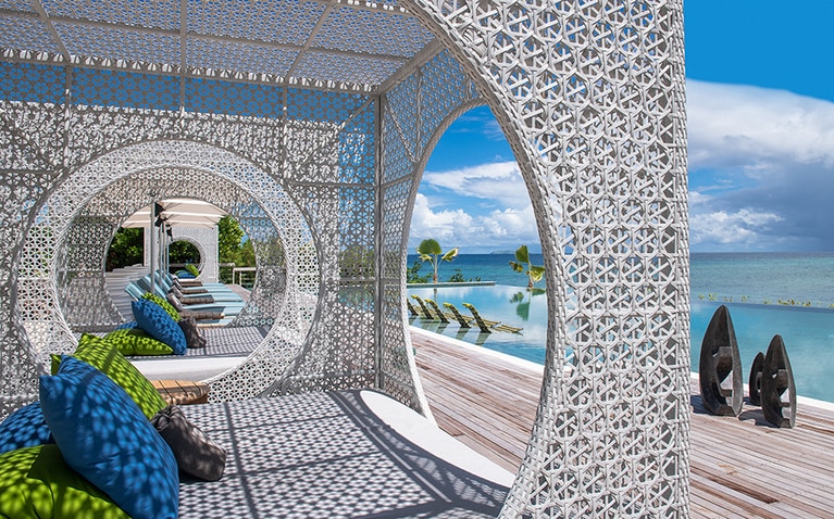 ロックス・バーのプールサイドにはコンテンポラリーなデザインのガゼボも。