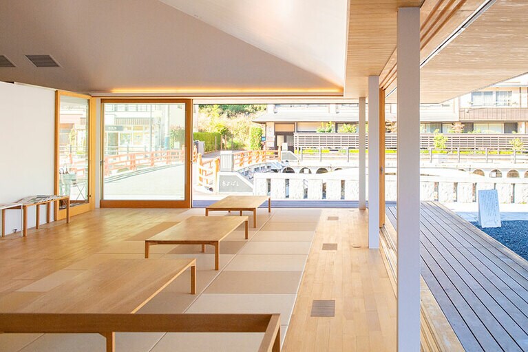 入浴者限定の休憩室は、大きな窓とテラスを備えた開放的な空間。