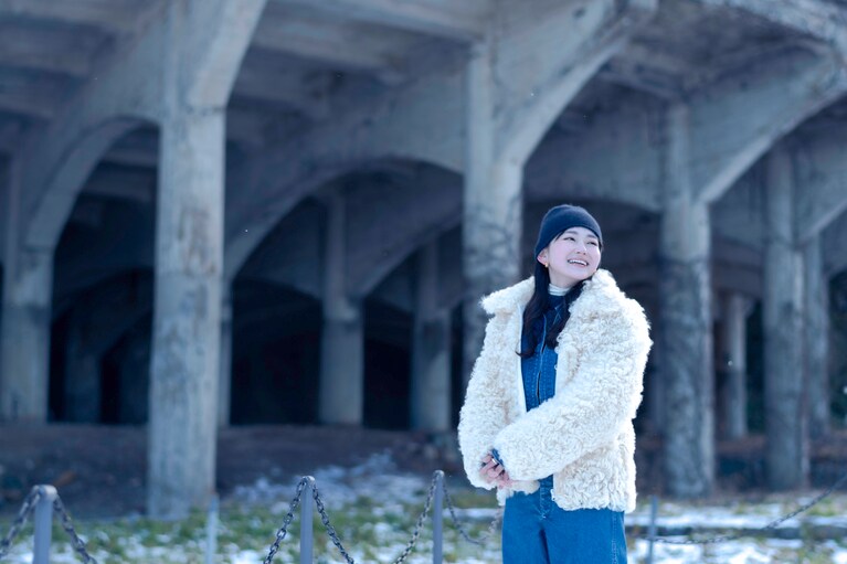俳優・山田杏奈さんといく、世界遺産の島・佐渡島。雪景色の北沢浮遊選鉱場は神秘的な風景【通いたくなる島、佐渡】