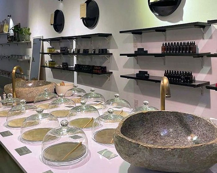 ホイアンで大人気のオーガニックコスメショップ「taran.」。自然由来の素材を使ってバスソルトやフェイスパックを調合することができる。