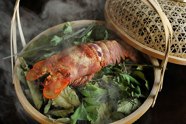 蝉のような姿形からこう呼ばれるセミエビは、漁獲量が少ないことから幻の食材と呼ばれる。春から夏の禁漁期間を終えた冬のセミエビは、水温の低下とともに身が引き締まり、旬の時期を迎える。