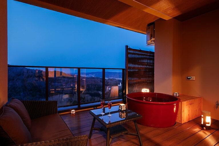 テラスに露天風呂を配した和室の例。露天風呂は檜と陶器のタイプがある。