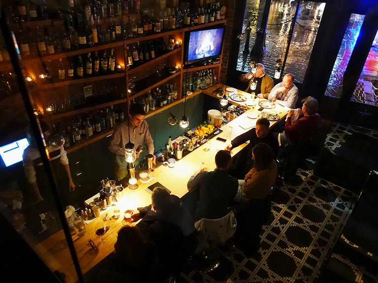 ラバトアはテーブル同様に、ウエイティングバーもいつも満席。