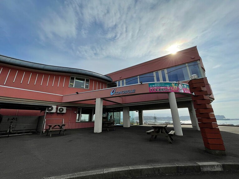 浜中町の手前、厚岸町にある「道の駅 厚岸グルメパーク 厚岸味覚ターミナル コンキリエ」。この建物は、空から見ると牡蠣の形をしている。