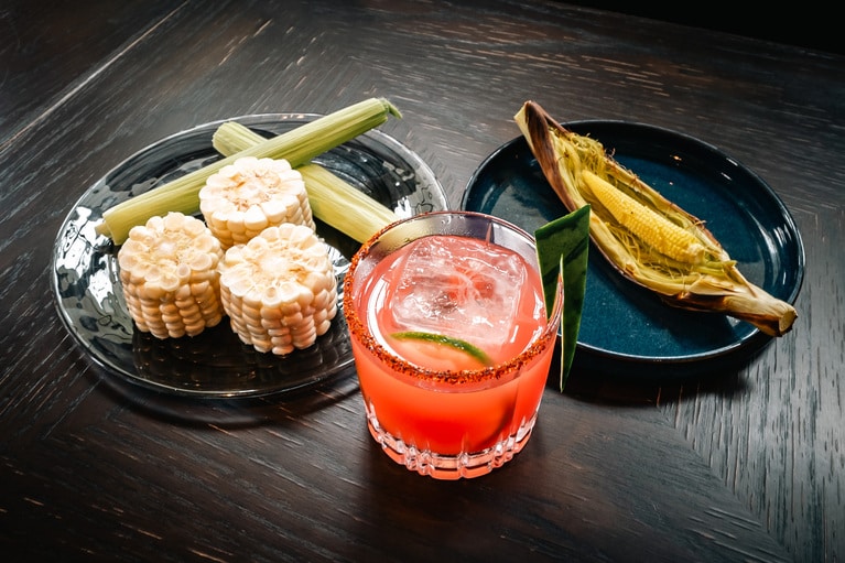 「クラセアスール・テキーラ・ブランコ・アウマード」を使ったカクテル「エルソル・デ・メキシコ」はトウモロコシなど旬の食材を活かした料理とも相性抜群。