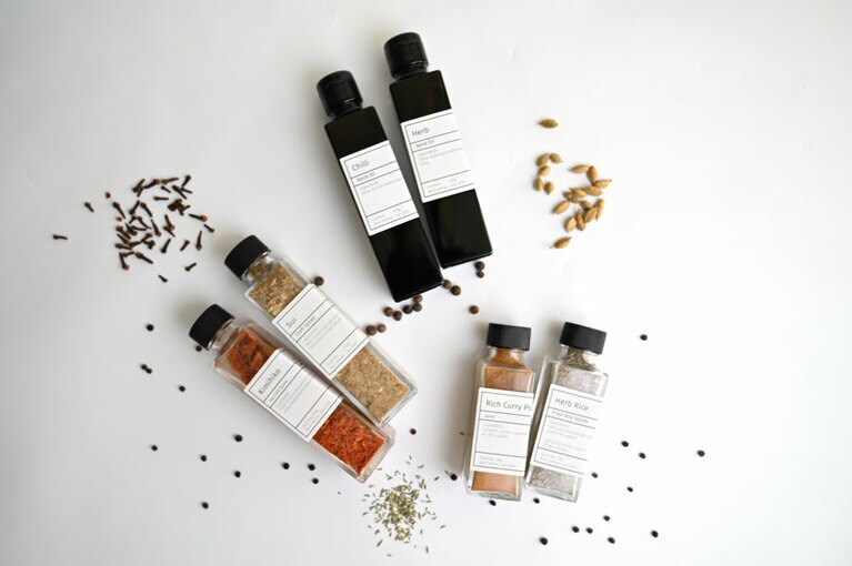 カレーパウダーやスパイスオイルなど様々な種類も。