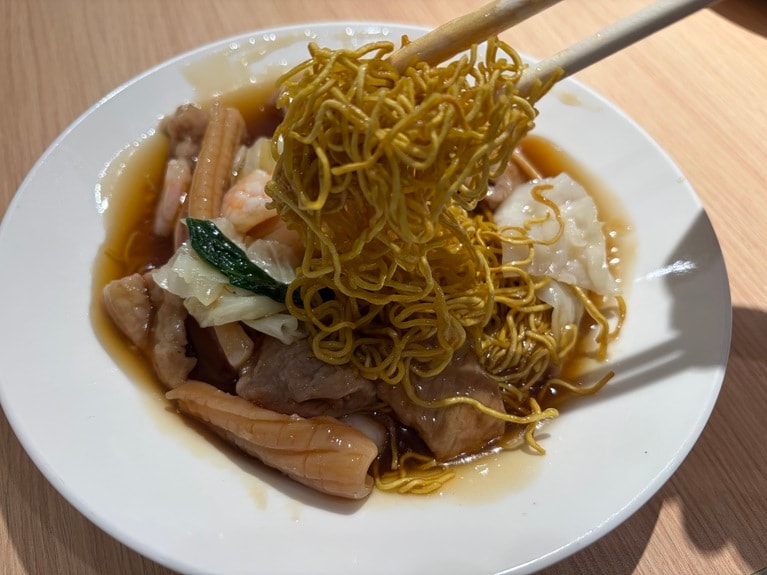 1人でもじゅうぶん食べきれるサイズ。1皿200元はやや高めに感じるかもしれませんが、納得のおいしさです。テーブルにお酢はないのですが、お店の方にお願いして加えれば、さらに味わいが引き立ちます。