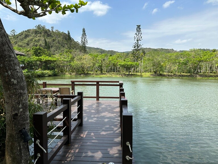 湖のほとりに19室のVilla型客室が点在。