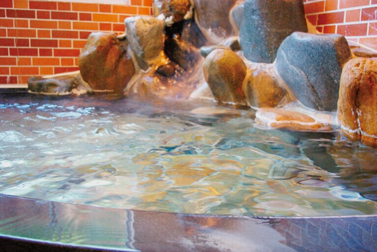 【温泉ゲストハウス 翠鳩の巣】温泉は源泉かけ流し。お風呂は男女各1つずつ備える。