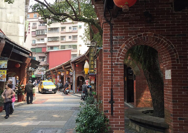 赤レンガの建築物が立ち並ぶ、レトロな雰囲気の老街。