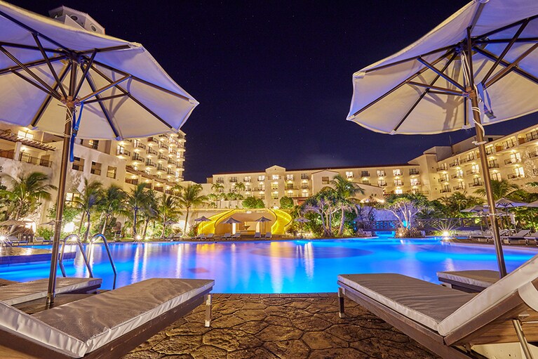 夏のナイトプールとプールサイドソロライブも人気（7～9月に毎日開催）。