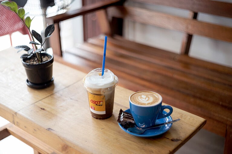 店舗の半分はコーヒーショップ「OSOT PLACE」。カプチーノ 80タイバーツ、ルートビアラテ 100タイバーツ。