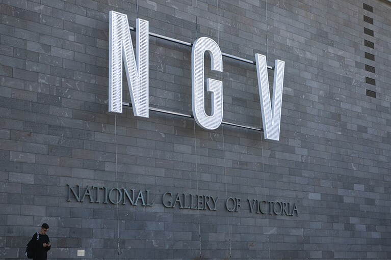 フリンダース・ストリート駅から徒歩約7分のNGV。開館時間10:00～17:00。