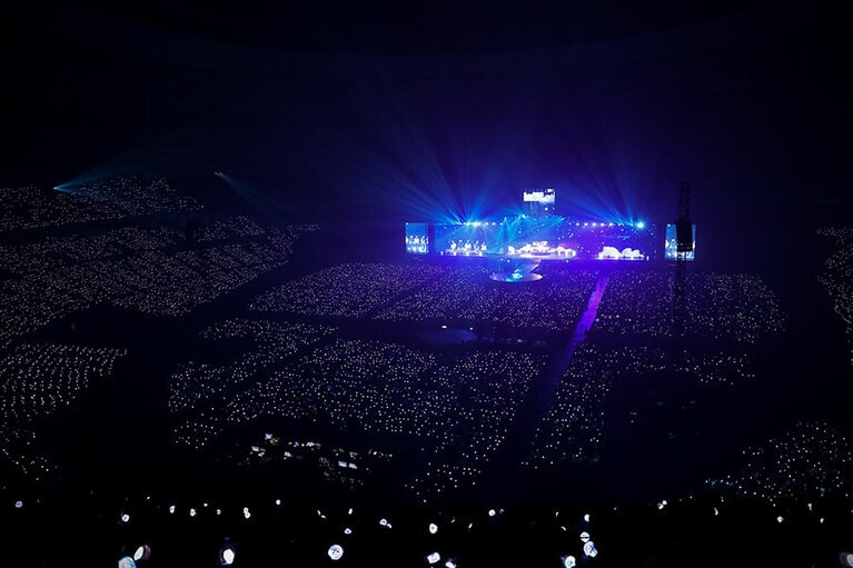 京セラドーム大阪を埋め尽くすファン。(P)&(C) BIGHIT MUSIC