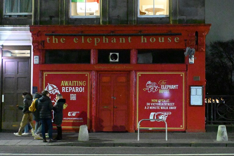 夜遅くに行っても、ファンが外観の写真を撮っていました。