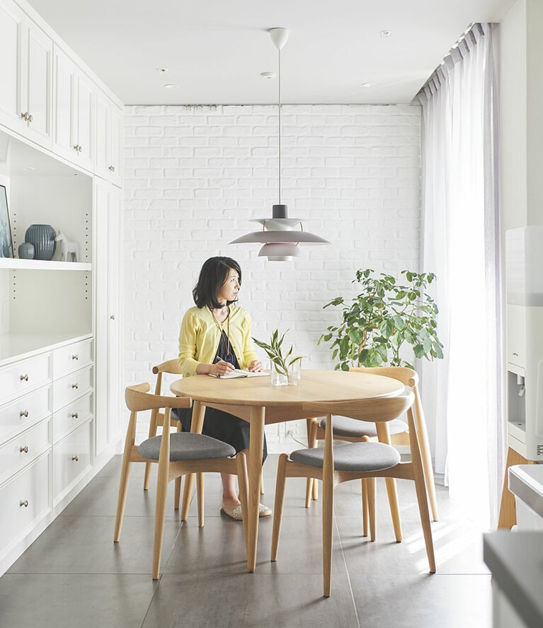 「広すぎないのが心地いい」というセカンドダイニング。テーブルは「ファイル」、椅子は「カール・ハンセン＆サン」、照明は「ルイスポールセン」のPH5。
