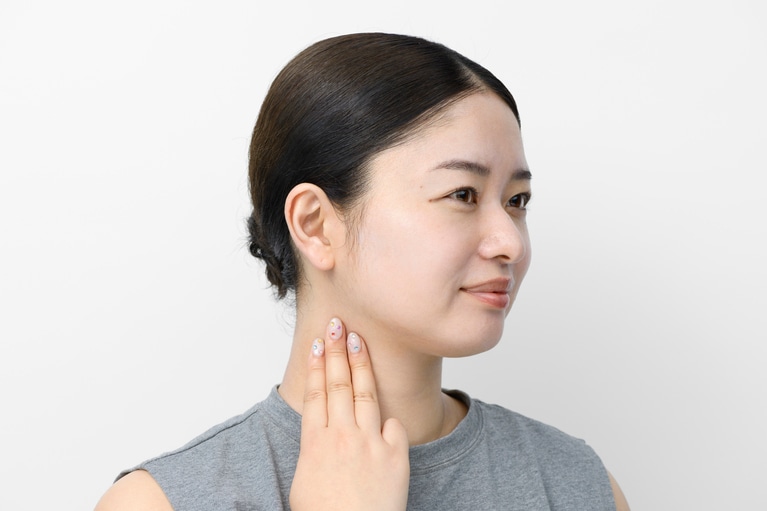 忘れがちな首もとにも塗布を。