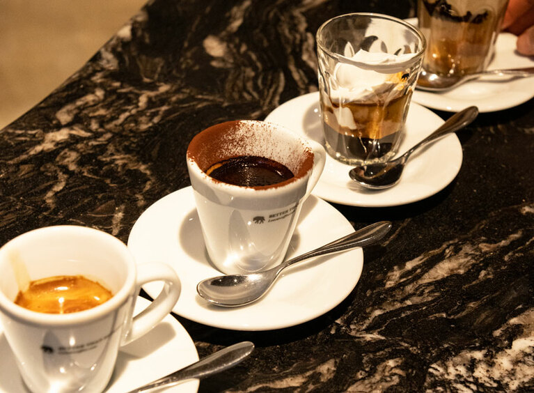 上質なものを安価で提供することも社会貢献の一つとして捉えているため、価格はリーズナブル。左：エスプレッソ W1,500、中央：カフェ ピエノ、右：カフェ コンパナ 各W2,000。