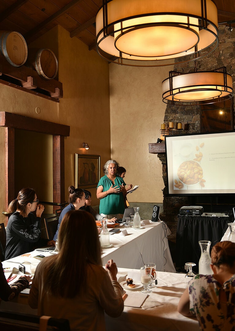 「ワイン＆ローゼズ ホテル」のミーティングルームは、インテリアが素晴らしいのでセミナーの楽しさも倍増だ。