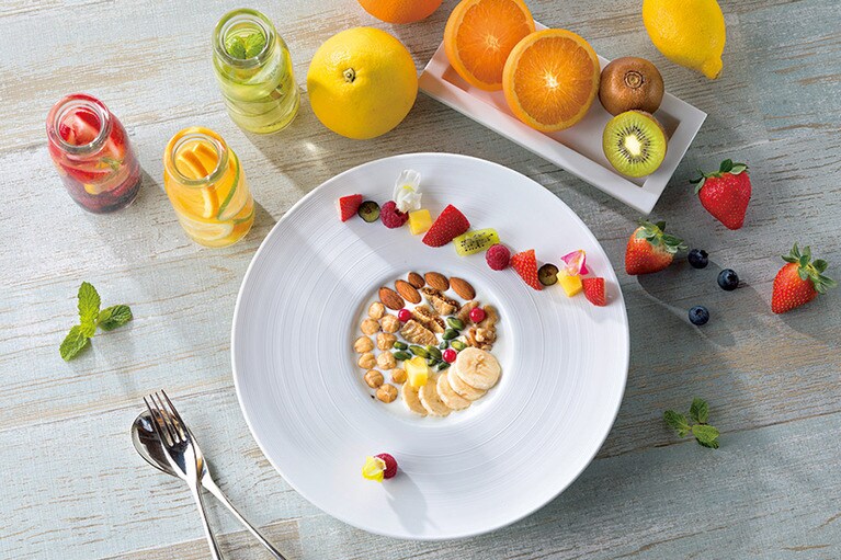 【隠れた人気メニューといえばこれ！】贅沢な美食を提供するホテル内で密かに人気なのがダイニング「グスク」の沖縄そば。とろとろのソーキが美味。