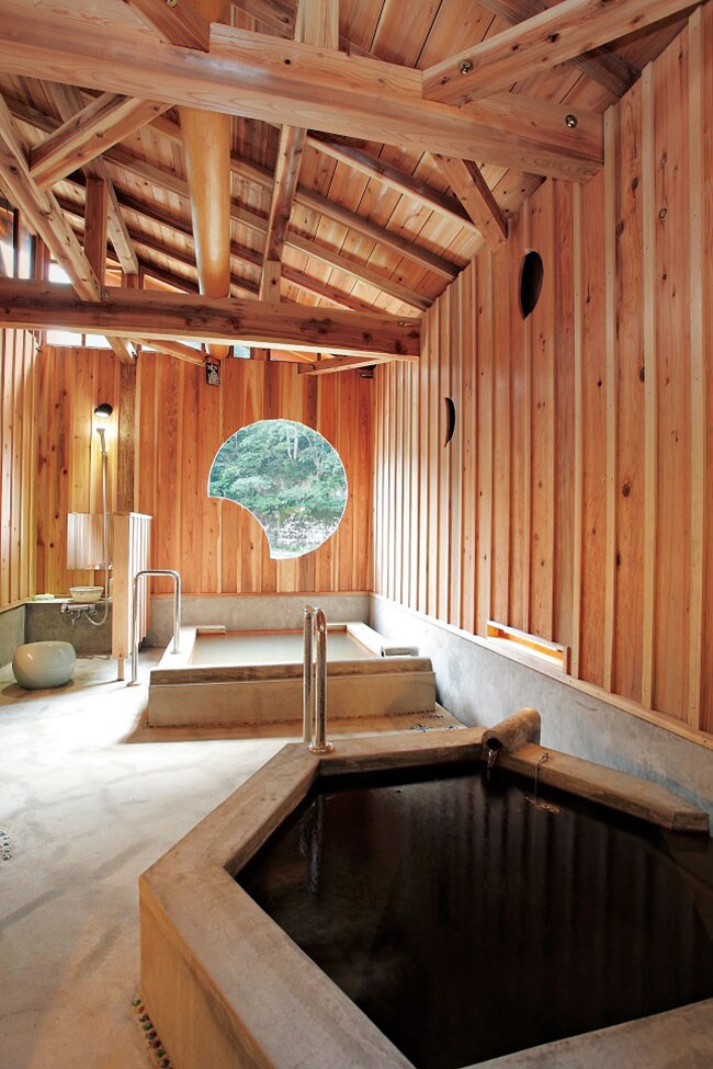 【玉梨温泉 恵比寿屋】宿泊客は無料で入湯できる貸切風呂｢月と太陽｣。八町温泉から引いた約39度の湯は、全国有数の炭酸ガスの含有量。