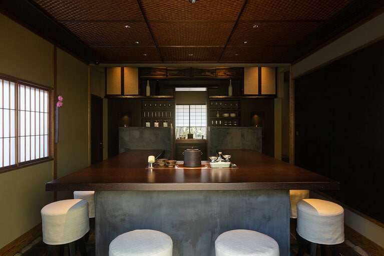 茶房内には、老舗料亭「無門庵」時代から受け継がれる、炉を切った茶室もある。アフタヌーンティーは、完全予約制7,590円〜（税・サ込）。