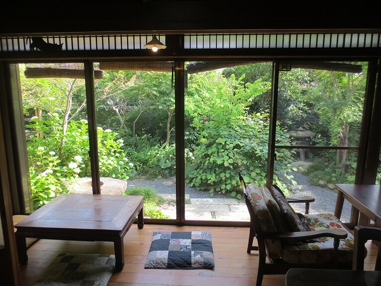 店内からの庭の眺め。