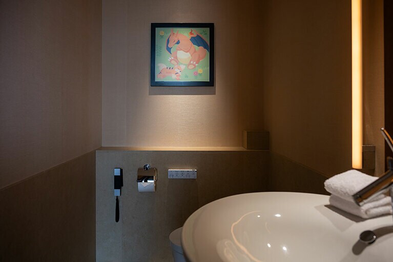 スイートに飾られたポケモンアート。トイレにも！