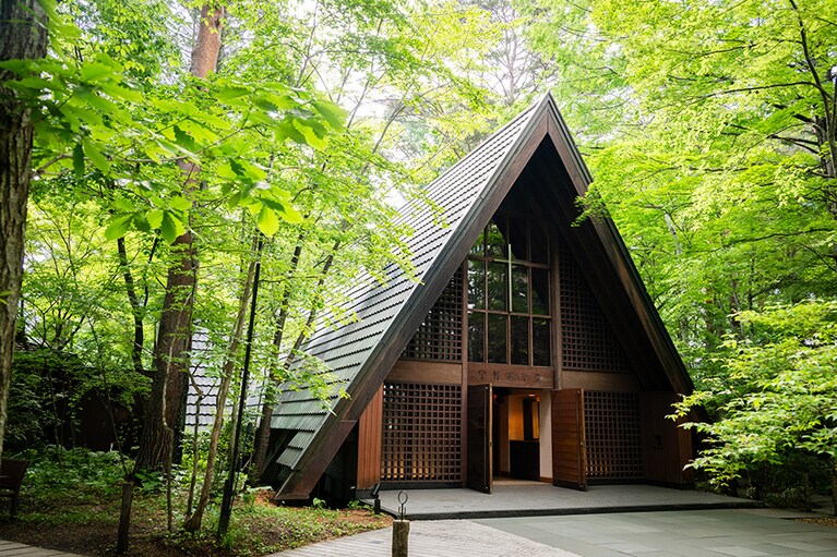 1921年からの歴史を受け継ぐ軽井沢高原教会。かつて島崎藤村、北原白秋、内村鑑三らが集った芸術自由教育講習会がそのルーツのひとつ。