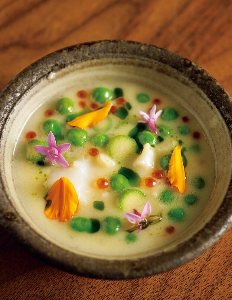 貝とグリーンピースの茶碗蒸しは滑らかな口当たり。（195ドルのコースより）
