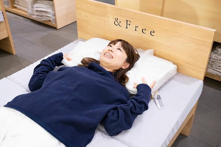 首までしっかりまくらに乗せて寝ると首も肩も楽!!