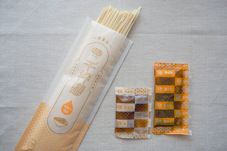 「千拌麵 黑麻油麵線」。小さい袋はゴマ油、大きい袋は醤油タレです。