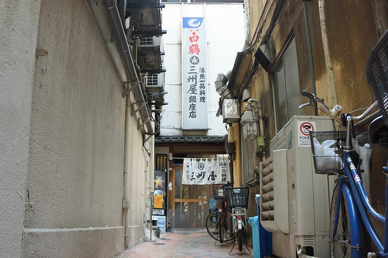 この路地を進んでゆくとたどり着くのが。