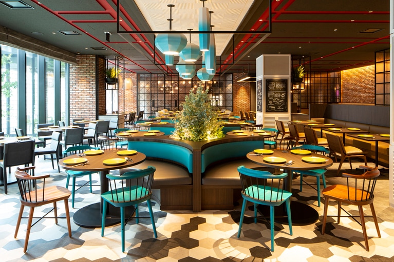 ホテル1階のレストラン「Restaurant & Bar TIDE TABLE Shiomi」。ホテル館内は“旅”をテーマに､江戸文化にインスパイアされたモダンアートとデザインが施されている。