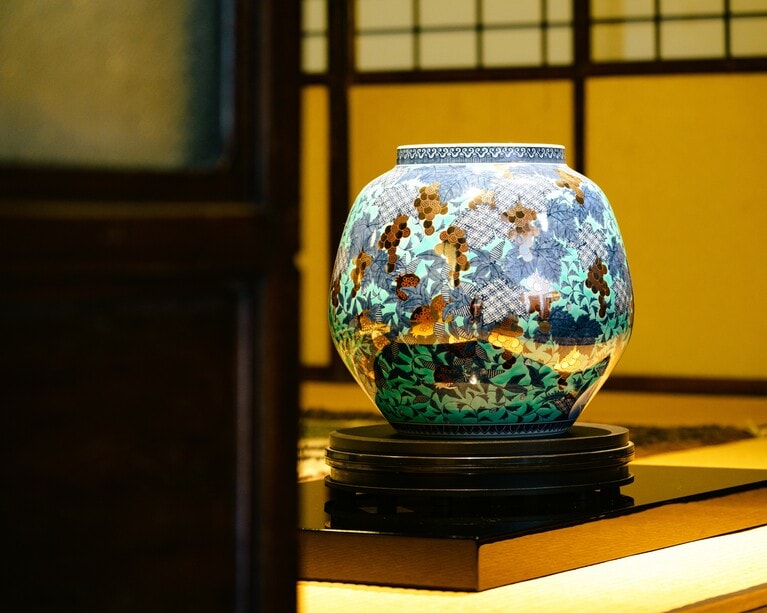 有田の窯元では、美しい品格を醸す「色鍋島」の珠玉を間近で目にすることができます。