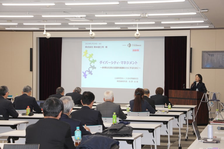 調査結果と今後の予定を役員に説明。仕組みづくりだけで終わらせないという取り組みへの意気込みがうかがえる。