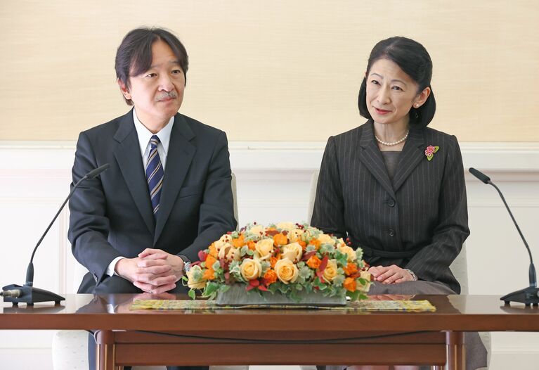 11月25日、トルコ公式訪問を前に記者会見をする秋篠宮さまと紀子さま　©時事通信社
