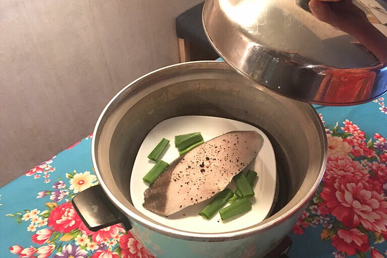 電鍋付属品の蒸し皿をお皿の下に敷くのを忘れずに。