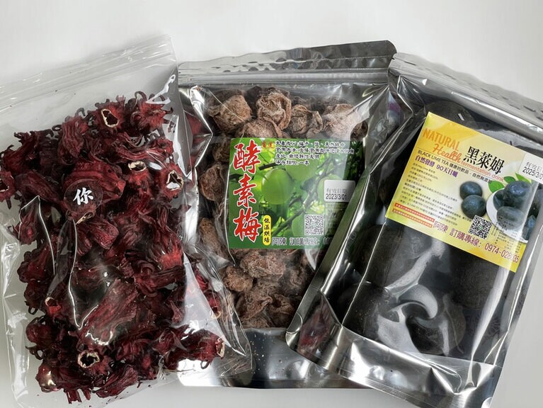 「你好我好」の乾燥ローゼルと酵素梅、乾燥黒ライム。酵素梅も一緒に購入することをおすすめします。
