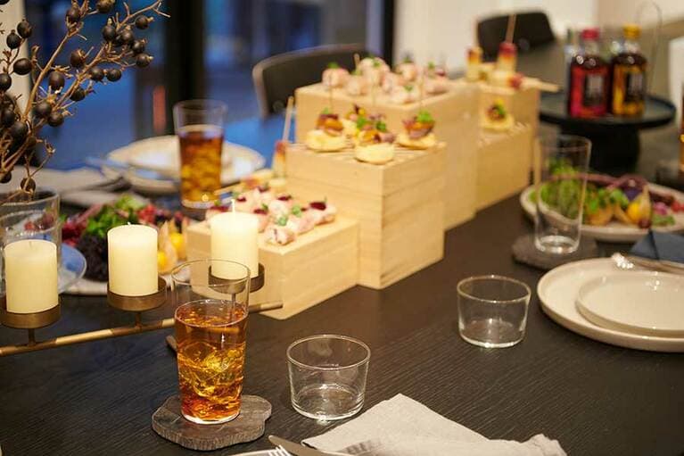 おしゃれなフィンガーフードに合わせて用意されたのは、「フォション 紅茶のお酒」のソーダ割り。さわやかで食中酒にぴったり。