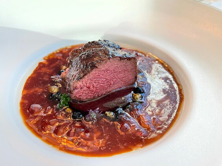 「AIRA」のコース（肉料理）ではトナカイにリンゴの風味のソース。