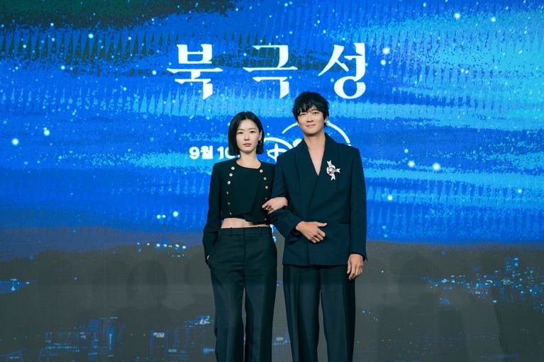 チョン・ジヒョンとカン・ドンウォン。　「北極星」ディズニープラスのスターで独占配信中 ©2025 Disney and its related entities