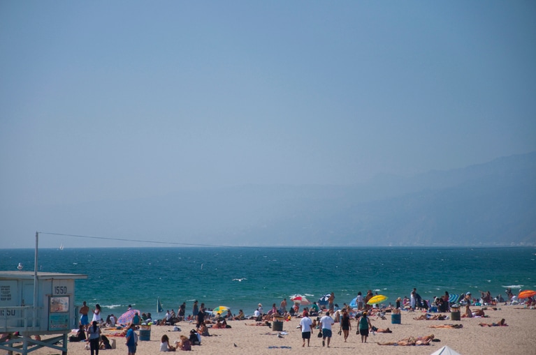 エピソード3～4では松島、橋本、猪俣がLAへダンス武者修行に。美しいサンタモニカの海を背景に、3人で語り合うシーンも（写真：Paylessimages/イメージマート）。